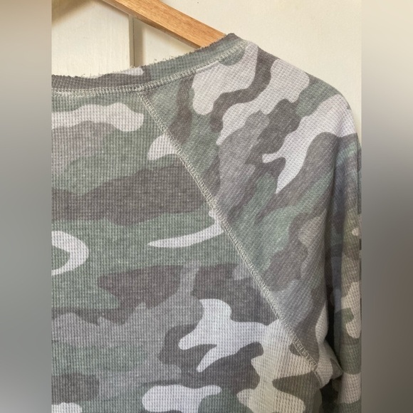 Lucky brand Large camouflage camo waffle knit thermal long sleeve blouse raw hem - Picture 7 of 10